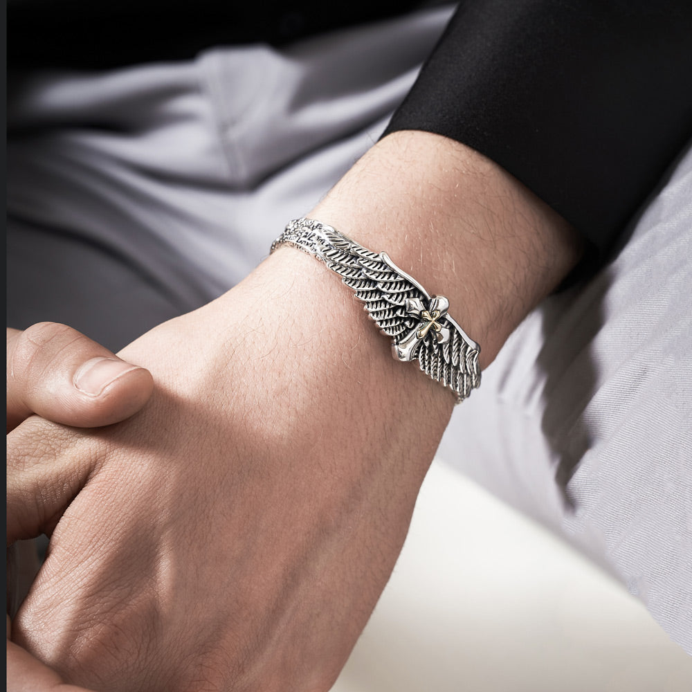 Calvi - Pulsera rígida de plata con alas de ángel y cruz