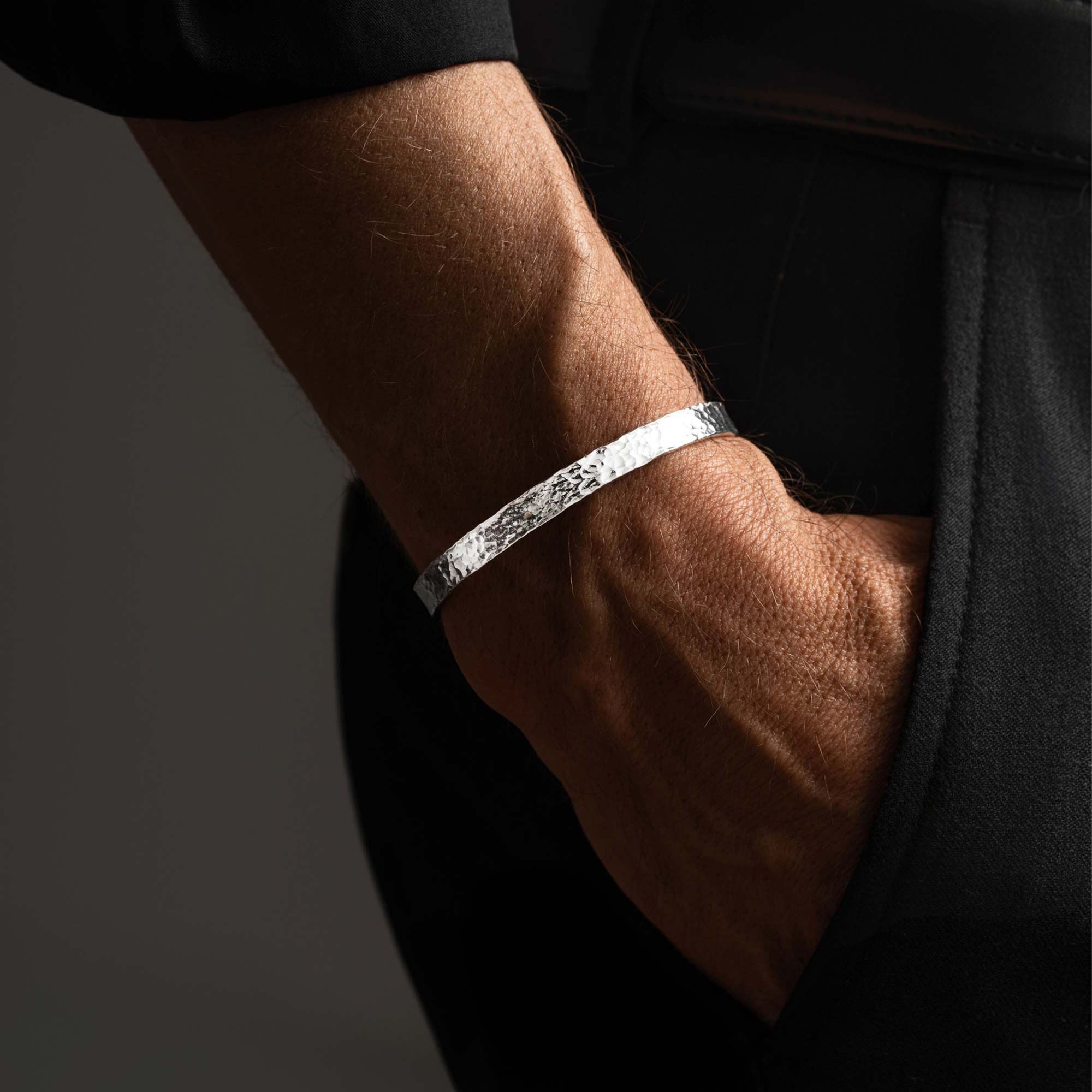 Lugo – Handgefertigter Gehämmerter Silber Armreif Armband